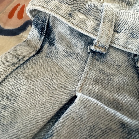 Super Cute GUESS Pleated Acid Wash Jean Shorts - Picture 7 of 9